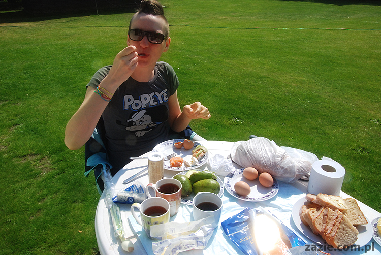 mopsy pugs Kumok i Miszur na trawie