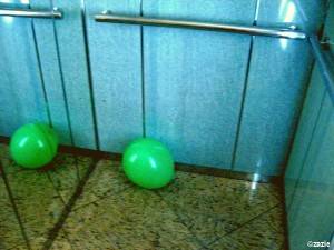 kiedy wsiadłam do windy, on już tam był.