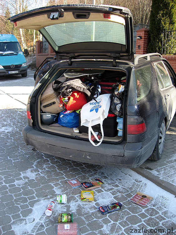 bagażnik saaba napchany jak cygański tobołek