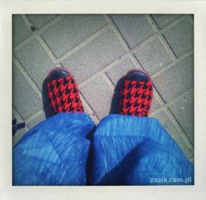 czerwone skarpetki na stołecznym trotuarze
