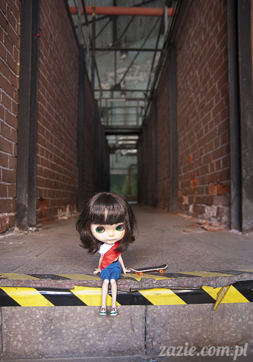 Blythe Simply Chocolate Orka custom by Zazie industrial photo session Blythe Simply Chocolate Orka custom by Zazie sesja zdjęciowa w fabryce wódek Koneser w Warszawie
