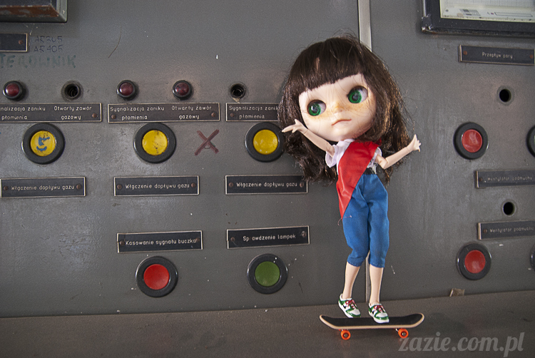 Blythe Simply Chocolate Orka custom by Zazie industrial photo session Blythe Simply Chocolate Orka custom by Zazie sesja zdjęciowa w fabryce wódek Koneser w Warszawie