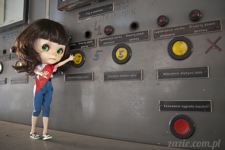 Blythe Simply Chocolate Orka custom by Zazie industrial photo session Blythe Simply Chocolate Orka custom by Zazie sesja zdjęciowa w fabryce wódek Koneser w Warszawie