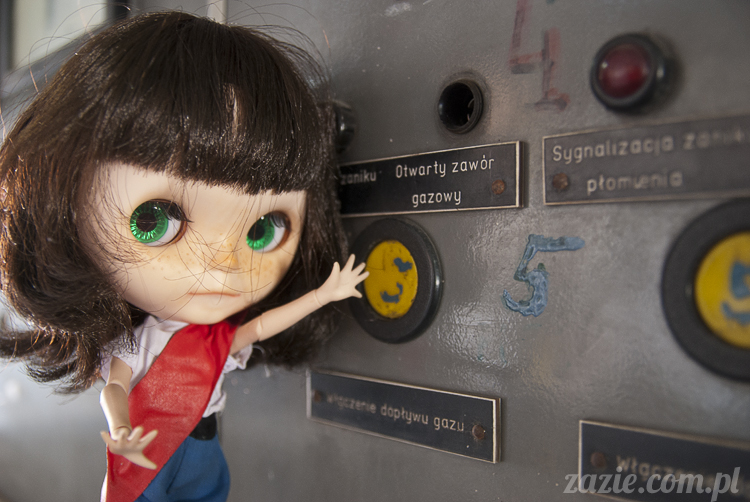 Blythe Simply Chocolate Orka custom by Zazie industrial photo session Blythe Simply Chocolate Orka custom by Zazie sesja zdjęciowa w fabryce wódek Koneser w Warszawie