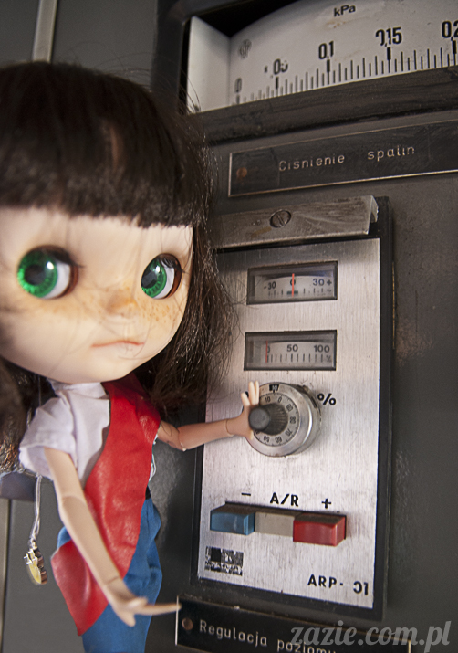 Blythe Simply Chocolate Orka custom by Zazie industrial photo session Blythe Simply Chocolate Orka custom by Zazie sesja zdjęciowa w fabryce wódek Koneser w Warszawie