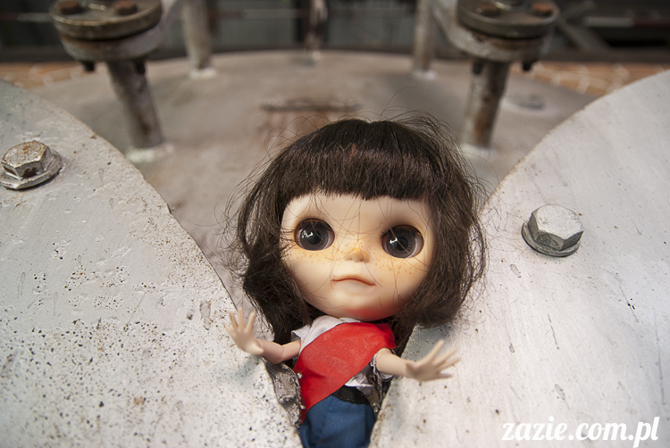 Blythe Simply Chocolate Orka custom by Zazie industrial photo session Blythe Simply Chocolate Orka custom by Zazie sesja zdjęciowa w fabryce wódek Koneser w Warszawie