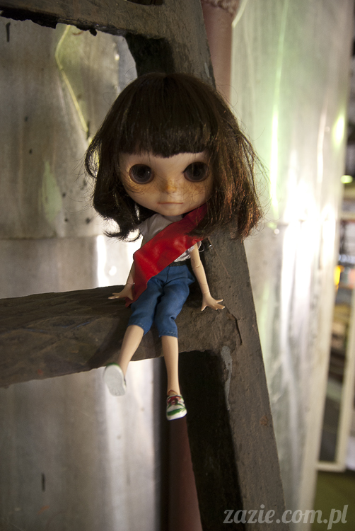 Blythe Simply Chocolate Orka custom by Zazie industrial photo session Blythe Simply Chocolate Orka custom by Zazie sesja zdjęciowa w fabryce wódek Koneser w Warszawie