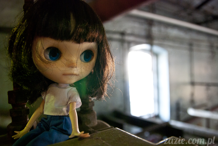 Blythe Simply Chocolate Orka custom by Zazie industrial photo session Blythe Simply Chocolate Orka custom by Zazie sesja zdjęciowa w fabryce wódek Koneser w Warszawie