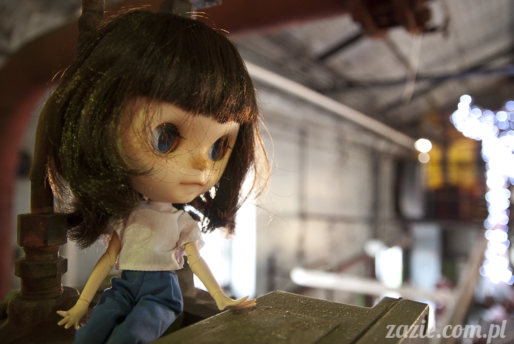 Blythe Simply Chocolate Orka custom by Zazie industrial photo session Blythe Simply Chocolate Orka custom by Zazie sesja zdjęciowa w fabryce wódek Koneser w Warszawie