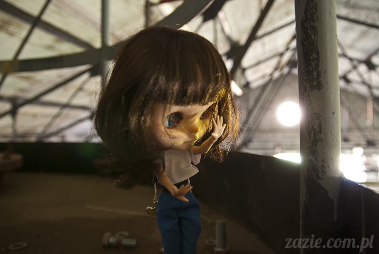 Blythe Simply Chocolate Orka custom by Zazie industrial photo session Blythe Simply Chocolate Orka custom by Zazie sesja zdjęciowa w fabryce wódek Koneser w Warszawie