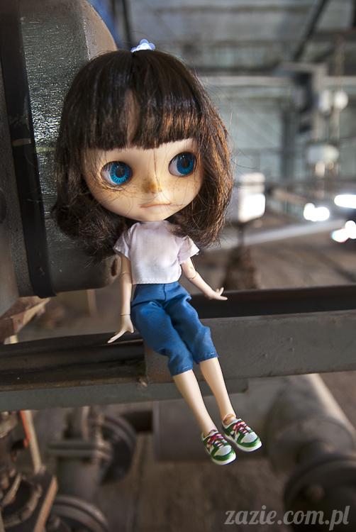 Blythe Simply Chocolate Orka custom by Zazie industrial photo session Blythe Simply Chocolate Orka custom by Zazie sesja zdjęciowa w fabryce wódek Koneser w Warszawie