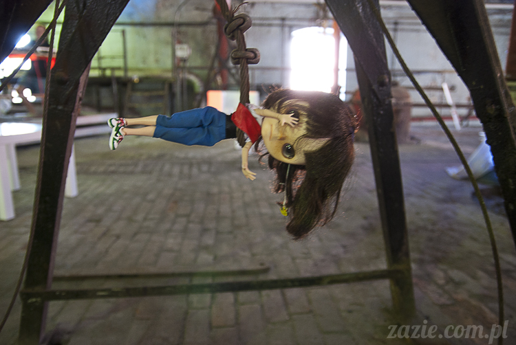 Blythe Simply Chocolate Orka custom by Zazie industrial photo session Blythe Simply Chocolate Orka custom by Zazie sesja zdjęciowa w fabryce wódek Koneser w Warszawie