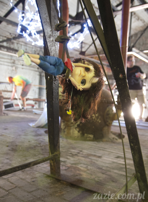 Blythe Simply Chocolate Orka custom by Zazie industrial photo session Blythe Simply Chocolate Orka custom by Zazie sesja zdjęciowa w fabryce wódek Koneser w Warszawie