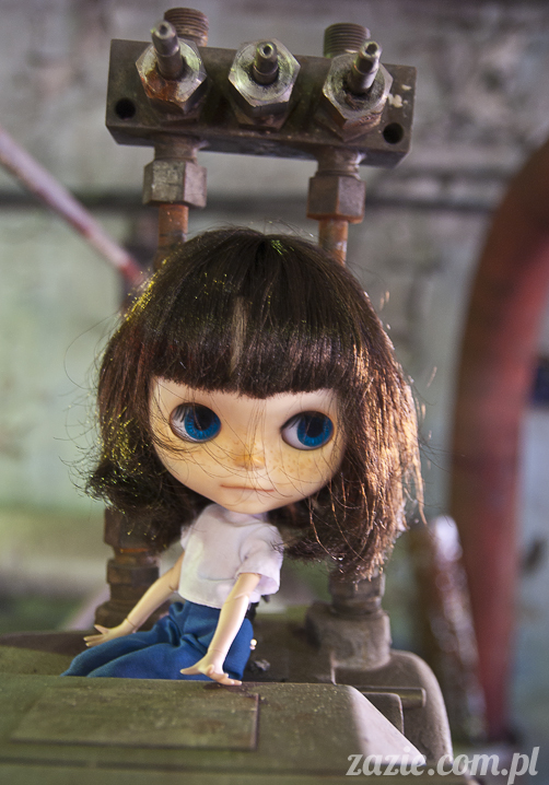 Blythe Simply Chocolate Orka custom by Zazie industrial photo session Blythe Simply Chocolate Orka custom by Zazie sesja zdjęciowa w fabryce wódek Koneser w Warszawie