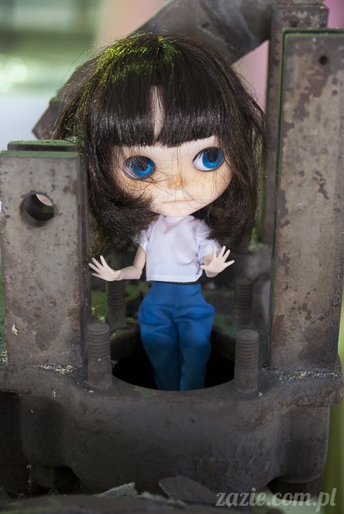 Blythe Simply Chocolate Orka custom by Zazie industrial photo session Blythe Simply Chocolate Orka custom by Zazie sesja zdjęciowa w fabryce wódek Koneser w Warszawie