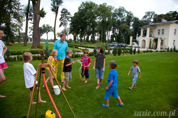 Wakacje Zazie i Syd z mopsami Kumokiem i Miszurem 2012 w Pałacu Wiechlice