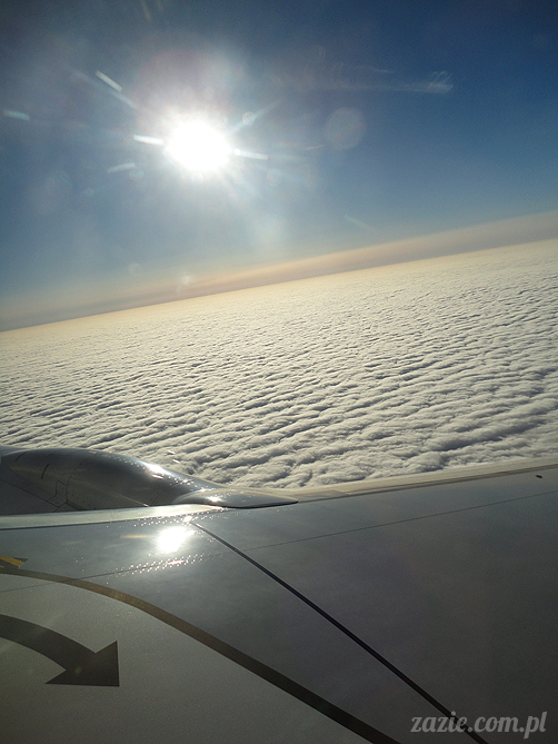 Orka Blythe doll lalka Simply Chocolate custom by Zazie kieszonkowy atlas chmur, above the clouds, airplane view 