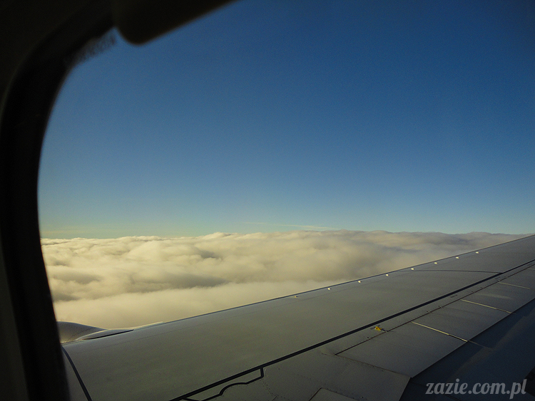 Orka Blythe doll lalka Simply Chocolate custom by Zazie kieszonkowy atlas chmur, above the clouds, airplane view 