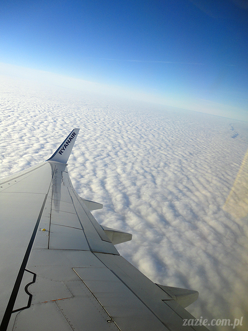 Orka Blythe doll lalka Simply Chocolate custom by Zazie kieszonkowy atlas chmur, above the clouds, airplane view 