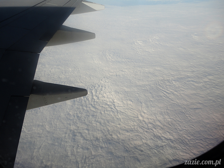 Orka Blythe doll lalka Simply Chocolate custom by Zazie kieszonkowy atlas chmur, above the clouds, airplane view 