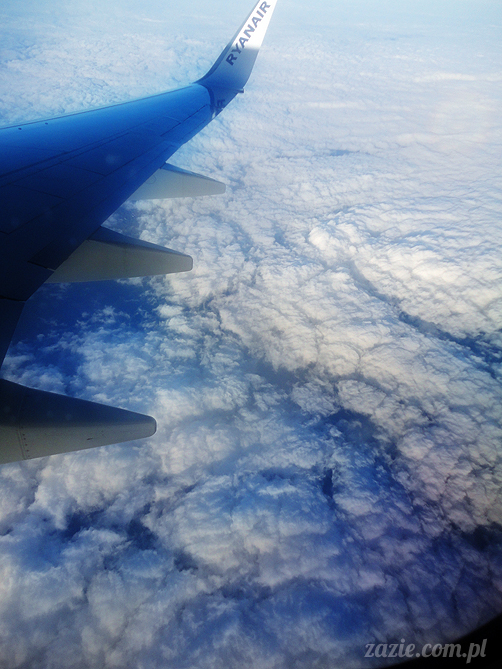 Orka Blythe doll lalka Simply Chocolate custom by Zazie kieszonkowy atlas chmur, above the clouds, airplane view 