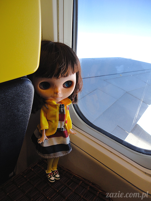 Orka Blythe doll lalka Simply Chocolate custom by Zazie kieszonkowy atlas chmur, above the clouds, airplane view 