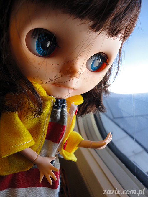 Orka Blythe doll lalka Simply Chocolate custom by Zazie kieszonkowy atlas chmur, above the clouds, airplane view 