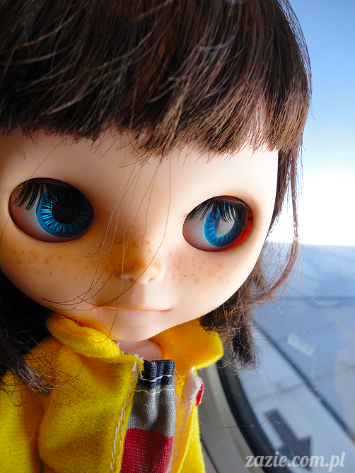 Orka Blythe doll lalka Simply Chocolate custom by Zazie kieszonkowy atlas chmur, above the clouds, airplane view 