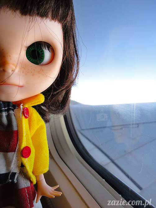 Orka Blythe doll lalka Simply Chocolate custom by Zazie kieszonkowy atlas chmur, above the clouds, airplane view 