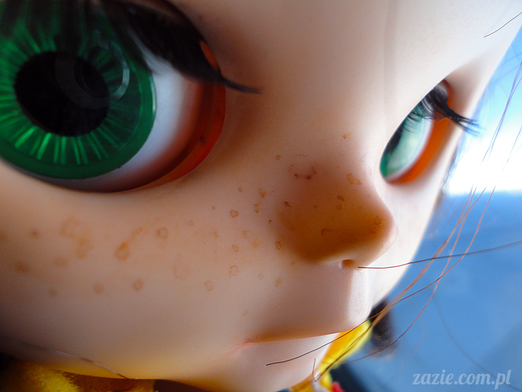 Orka Blythe doll lalka Simply Chocolate custom by Zazie kieszonkowy atlas chmur, above the clouds, airplane view 
