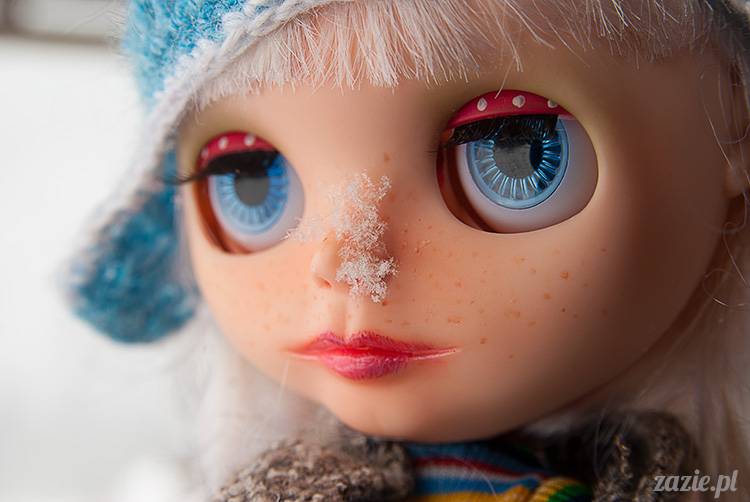 lalka Blythe doll Simply Chocolate & Vanilla custom ooak by Zazie Oh!Zazie, winter time play on the snow ski mountains