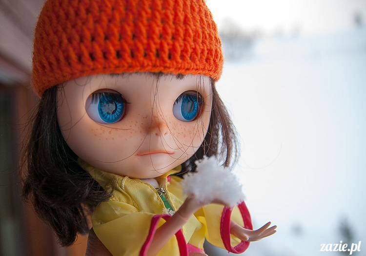 lalka Blythe doll Simply Chocolate & Vanilla custom ooak by Zazie Oh!Zazie, winter time play on the snow ski mountains