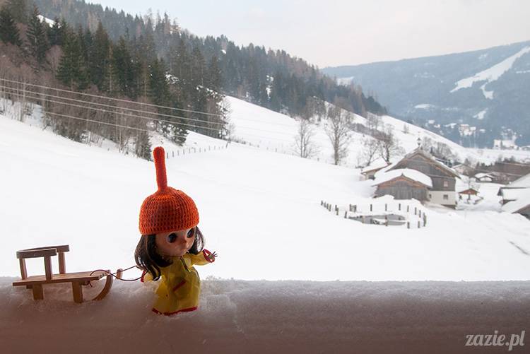 lalka Blythe doll Simply Chocolate & Vanilla custom ooak by Zazie Oh!Zazie, winter time play on the snow ski mountains