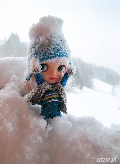 lalka Blythe doll Simply Chocolate & Vanilla custom ooak by Zazie Oh!Zazie, winter time play on the snow ski mountains