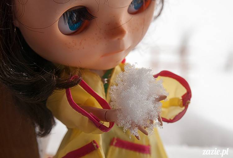 lalka Blythe doll Simply Chocolate & Vanilla custom ooak by Zazie Oh!Zazie, winter time play on the snow ski mountains
