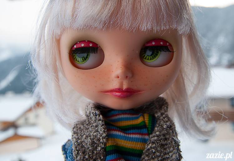 lalka Blythe doll Simply Chocolate & Vanilla custom ooak by Zazie Oh!Zazie, winter time play on the snow ski mountains