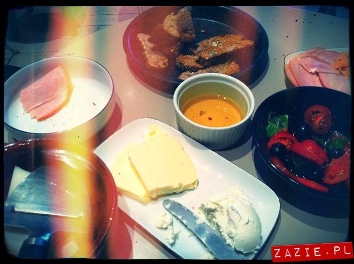 kawiarnia Posłaniec Uczuć, Glogera 6, Stara Ochota, Zazie i Syd oraz mopsy Kumok i Miszur