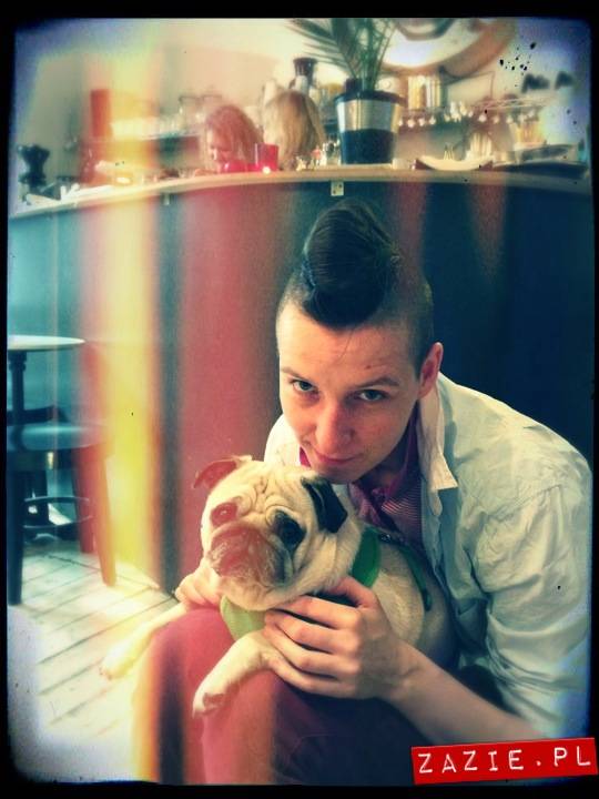 kawiarnia Posłaniec Uczuć, Glogera 6, Stara Ochota, Zazie i Syd oraz mopsy Kumok i Miszur