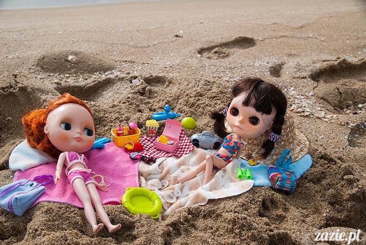 Blythe dolls on the beach, lalki Blythe na plaży, Blythe Custom OOAK by Zazie
