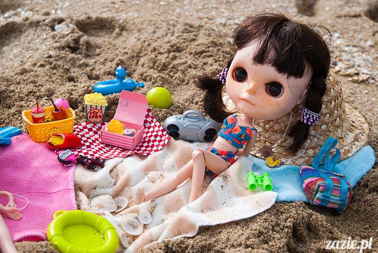 Blythe dolls on the beach, lalki Blythe na plaży, Blythe Custom OOAK by Zazie