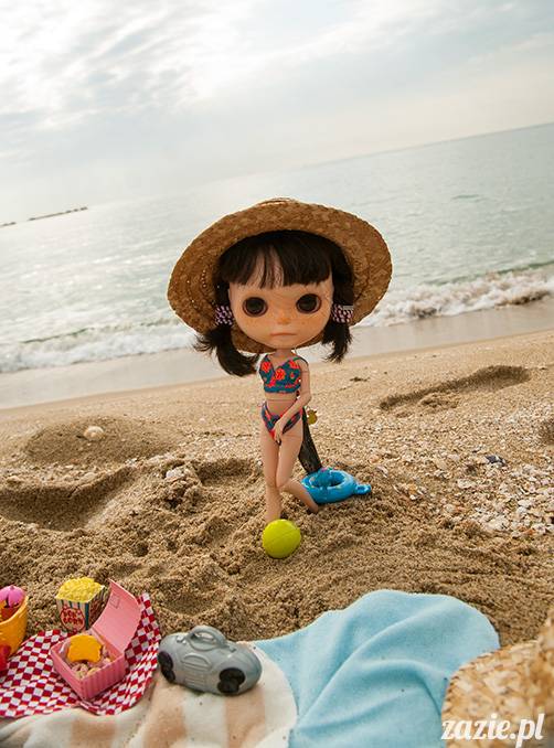 Blythe dolls on the beach, lalki Blythe na plaży, Blythe Custom OOAK by Zazie