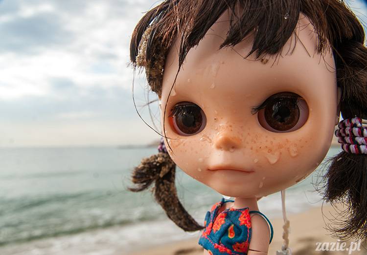 Blythe dolls on the beach, lalki Blythe na plaży, Blythe Custom OOAK by Zazie