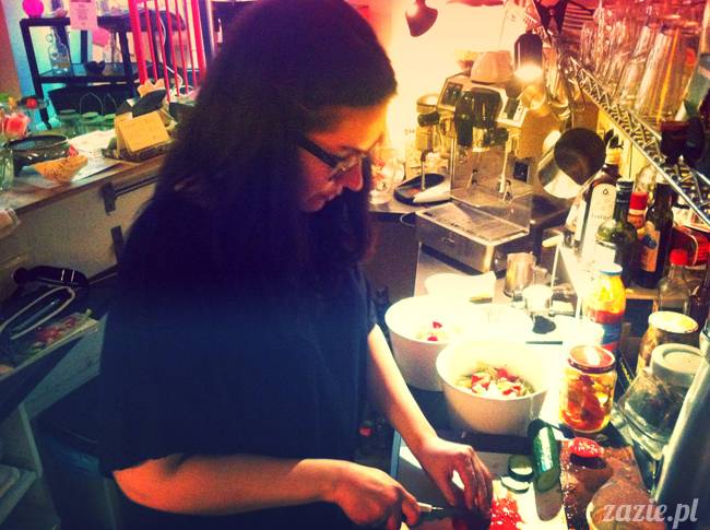 Zazie parzy kawę w Posłańcu Uczuć