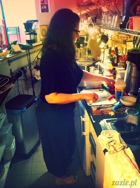 Zazie parzy kawę w Posłańcu Uczuć