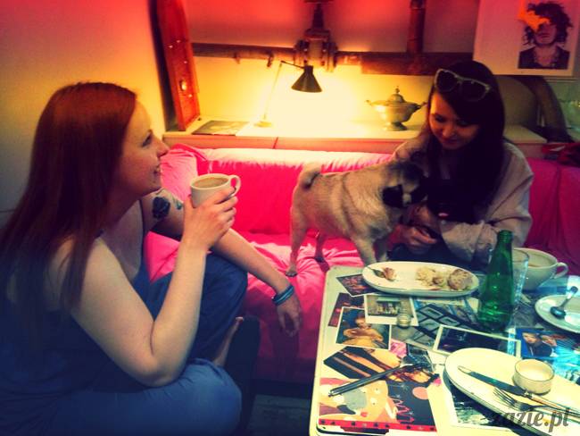 Zazie parzy kawę w Posłańcu Uczuć