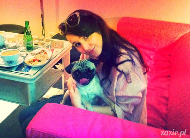 Zazie parzy kawę w Posłańcu Uczuć