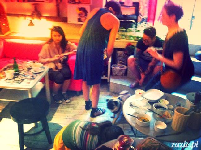 Zazie parzy kawę w Posłańcu Uczuć