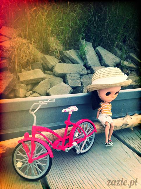 Orka Blythe Doll Simply Chocolate on the river bank of Vistula