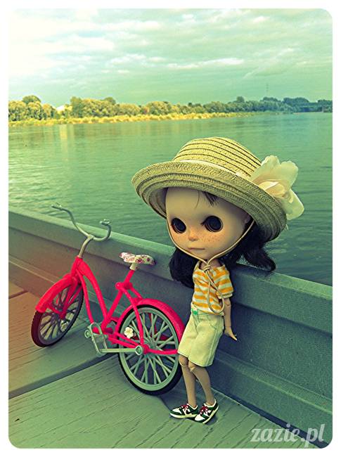 Orka Blythe Doll Simply Chocolate on the river bank of Vistula