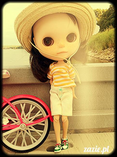 Orka Blythe Doll Simply Chocolate on the river bank of Vistula